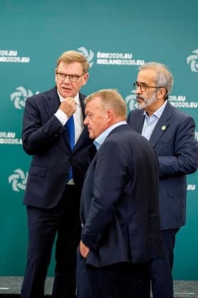 Johann Wadephul (CDU), Bundesaussenminister, nimmt am Gymnich-Treffen der Aussenminister der EU teil. Hier beim gemeinsamen Familienfoto. Hier im Gespraech mit dem Aussenminister von Portugal, Paulo Rangel. Im Vordergrund der Aussenminister von Daenemark, Lars Lokke Rasmussen. Wicklow, 02.09.2026. Fotografiert im Auftrag des Auswaertigen Amtes Wicklow Irland Copyright: xThomasxImox