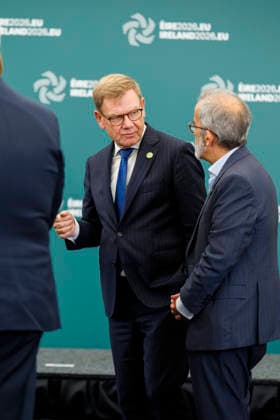 Johann Wadephul (CDU), Bundesaussenminister, nimmt am Gymnich-Treffen der Aussenminister der EU teil. Hier beim gemeinsamen Familienfoto. Hier im Gespraech mit dem Aussenminister von Portugal, Paulo Rangel. Im Hintergrund der Aussenminister von Grossbritannien, Ed Miliband. Wicklow, 02.09.2026. Fotografiert im Auftrag des Auswaertigen Amtes Wicklow Irland Copyright: xThomasxImox