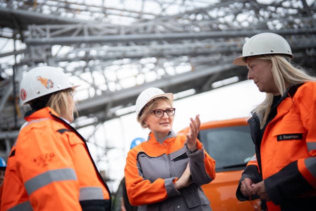 News Bilder des Tages ^Besichtigung Baustelle SALCOS -Projekt Salzgitter Low CO2 Steelmaking, Wasserstoff-basierte grüne Stahlproduktion - Franziska Brantner im Stahlwerk, mit Birgit Dietze, Personalvorstand Salzgitter AG (links) und Christine Seemann, stellv. Betriebsratsvorsitzende Salzgitter Flachstahl GmbH (rechts);Sommertour Franziska Brantner, Bundesvorsitzende Bündnis90 Die Grünen, besucht das Stahlwerk von Salzgitter, Salzgitter Niedersachsen Deutschland Stahlwerk Salzgitter AG *** ^Tour of the SALCOS project construction site in Salzgitter: Low CO2 Steelmaking, hydrogen-based green steel production. Franziska Brantner at the steel mill, with Birgit Dietze, Chief Human Resources Officer of Salzgitter AG (left) and Christine Seemann, Deputy Chair of t