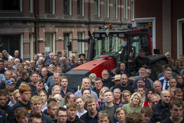 News Bilder des Tages LEEUWARDEN - Farmers during a protest at the provincial government building against the cabinet s proposed nature and nitrogen policy. JILMER POSTMA ANP netherlands out - belgium out  Copyright: xx x566848033x originalFilename: 566848033.jpg
