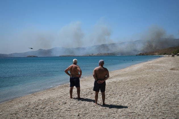 News Bilder des Tages Wildfire near Karystos on Greece s Evia Island EVIA, GREECE - SEPTEMBER 2: A wildfire burns near Karystos on the island of Evia, Greece, on September 2, 2026 Costas Baltas Anadolu Evia Greece. Editorial use only. Please get in touch for any other usage.  Copyright: x2026xAnadoluxCostasxBaltasx