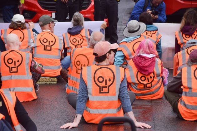 News Bilder des Tages September 2, 2026, London, England, United Kingdom: Just Stop Oil block Parliament Square during Andy BurnhamÃ¢â‚¬â ¢s first Prime Minister s Questions (PMQ)s. Activists from the climate action group, which called it quits in 2025, sat on the road outside the parliament and some glued their hands to the road, blocking the traffic, as they made a surprise return. London United Kingdom - ZUMAv130 20260902_zip_v130_017 Copyright: xVukxValcicx
