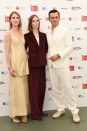 IPA88032818 - Venice, Photocall for the film *My Notes on Mars*; pictured: Mackenzie Davis, Lili Horvat, Rupert Friend  Copyright: xFRANCESCAxVIECELIx xFrancescaxViecelix 88032818