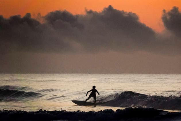 News Bilder des Tages September 2, 2026, Isle Of Palms, Sc, United States: A young surfer rides a wave silhouetted by the dawn over the Atlantic Ocean, September 2, 2026 in Isle of Palms, South Carolina. Isle Of Palms United States  - ZUMAe02_ 20260902_zaf_e02_013 Copyright: xRichardxEllisx