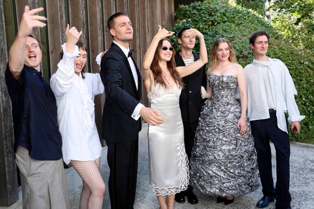 Hans-Christian Hegewald, Lia von Blarer, Lucas Englander, Emilia Schüle, Sebastian Schneider, Luna Wedler und Idan Weiss bei der Premiere des Kinofilms Das Mädchen mit der Leica La ragazza con la Leica The Girl with the Leica auf der Biennale di Venezia 2023 83. Internationale Filmfestspiele von Venedig im Sala Darsena. Venedig, 02.09.2026