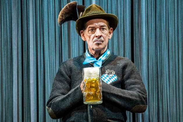 ABB SCHLOSSPARK- Max Tidof Schauspieler Darsteller auf der Buehne in Maske und Kostuem bei der Szene Theaterprobe vom Theaterstueck PUTSCH - Anleitung zur Zerstoerung einer Demokratie im Schlosspark Theater am 0.SRPTEMBER 2026 in Berlin Berlin Deutschland