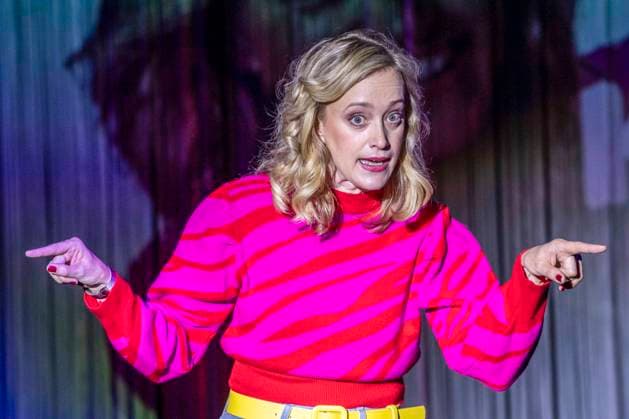 ABB SCHLOSSPARK- Judith Richter Schauspielerin Darstellerin auf der Buehne in Maske und Kostuem bei der Szene Theaterprobe vom Theaterstueck PUTSCH - Anleitung zur Zerstoerung einer Demokratie im Schlosspark Theater am 0.SRPTEMBER 2026 in Berlin Berlin Deutschland