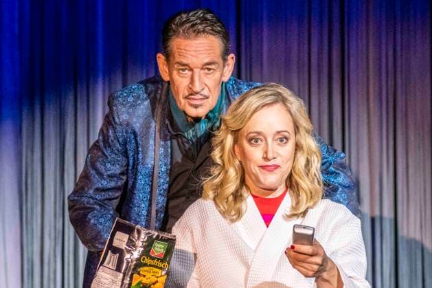 ABB SCHLOSSPARK- Max Tidof und Judith Richter Schauspieler Darsteller auf der Buehne in Maske und Kostuem bei der Szene Theaterprobe vom Theaterstueck PUTSCH - Anleitung zur Zerstoerung einer Demokratie im Schlosspark Theater am 0.SRPTEMBER 2026 in Berlin Berlin Deutschland