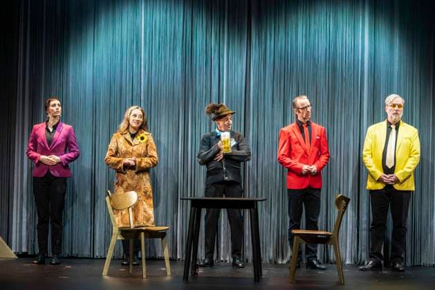 ABB SCHLOSSPARK-Kim Zarah Langner, Marie Schröder, Max Tidof, Oliver Seidel und Martin Molitor Schauspieler Darsteller auf der Buehne in Maske und Kostuem bei der Szene Theaterprobe vom Theaterstueck PUTSCH - Anleitung zur Zerstoerung einer Demokratie im Schlosspark Theater am 0.SRPTEMBER 2026 in Berlin Berlin Deutschland