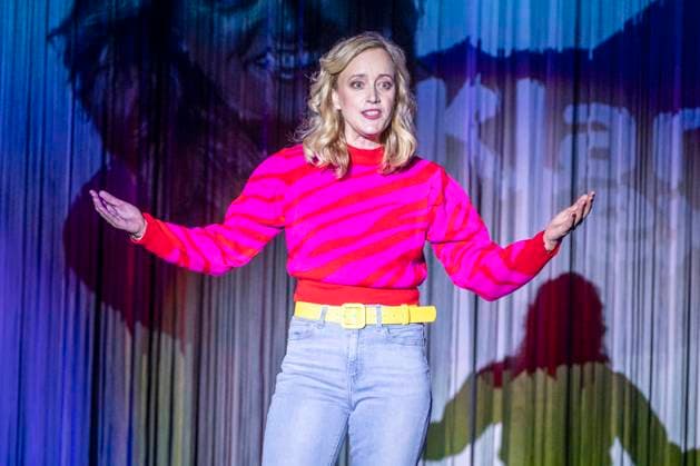 ABB SCHLOSSPARK- Judith Richter Schauspielerin Darstellerin auf der Buehne in Maske und Kostuem bei der Szene Theaterprobe vom Theaterstueck PUTSCH - Anleitung zur Zerstoerung einer Demokratie im Schlosspark Theater am 0.SRPTEMBER 2026 in Berlin Berlin Deutschland