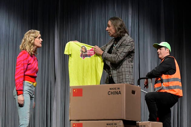 Judith Richter, Oliver Seidel und Manolo Palma bei der Fotoprobe zum Theaterstück Putsch - Anleitung zur Zerstörung einer Demokratie im Schlosspark Theater. Berlin, 02.09.2026