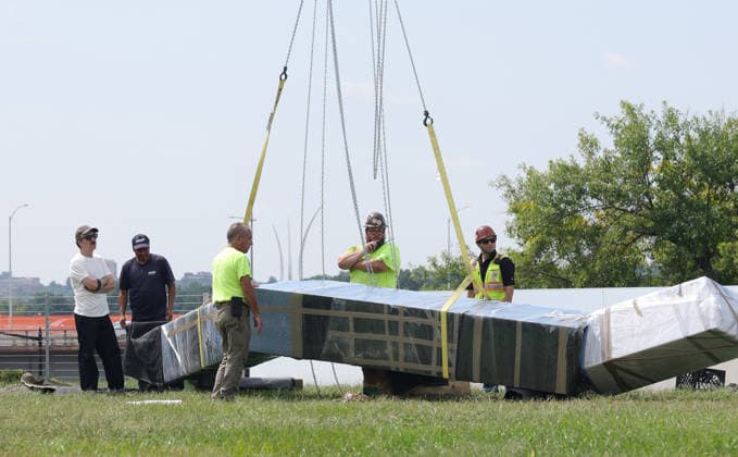 News Bilder des Tages WASHINGTON, D.C. SEPTEMBER 2: View of the removal of The 24-foot aluminum sculpture, named Ã¬Blue,i that was gifted to the center in 2019. Created by famed American postminimalist sculptor Joel Shapiro, is removed on orders of President Donald Trump during the shut down, renaming and renovation of The Kennedy Center on September 2, 2026. Copyright: xmpi34x