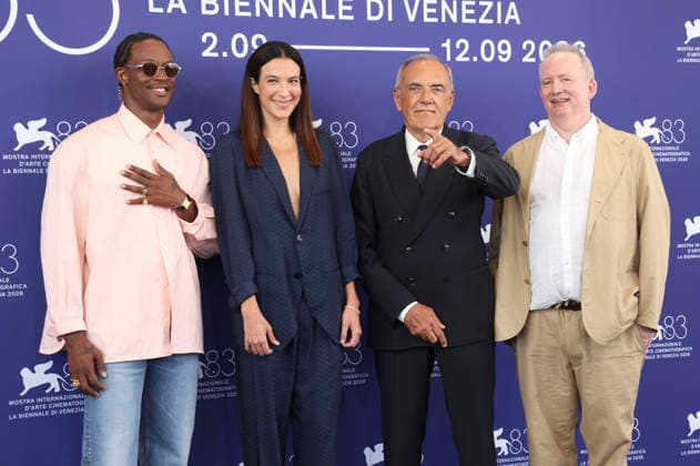 Akinola Davies Jr., Carolina Cavalli, Alberto Barbera und Ted Hope beim Photocall mit den Sparten-Jurys auf der Biennale di Venezia 2026 83. Internationale Filmfestspiele von Venedig im Palazzo del Casino. Venedig, 02.09.2026