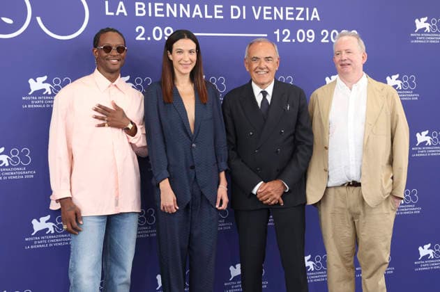 Akinola Davies Jr., Carolina Cavalli, Alberto Barbera und Ted Hope beim Photocall mit den Sparten-Jurys auf der Biennale di Venezia 2026 83. Internationale Filmfestspiele von Venedig im Palazzo del Casino. Venedig, 02.09.2026