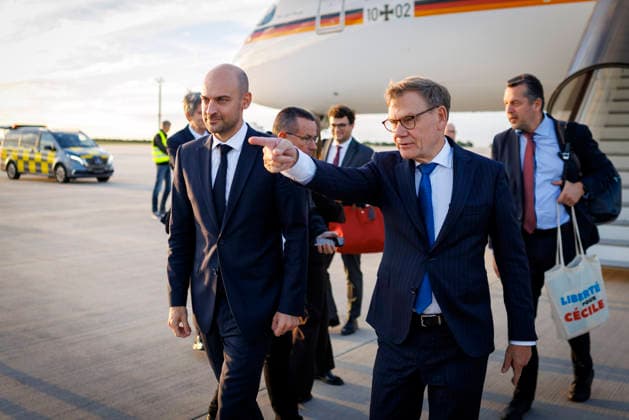 News Bilder des Tages Johann Wadephul (CDU), Bundesaussenminister, nimmt am Treffen der Aussenminister des Weimarer Dreiecks teil. Hier mit dem franzoesischen Aussenminister Jean-Noel Barrot, bei der Ankunft auf dem Flughafen in Erfurt, nach einem gemeinsamen Flug von Dublin aus, nach dem EU-Aussenministertreffen. Erfurt, 02.09.2026. Fotografiert im Auftrag des Auswaertigen Amtes Erfurt Deutschland *** Johann Wadephul (CDU), Federal Foreign Minister, is attending the meeting of the foreign ministers of the Weimar Triangle. Pictured here with French Foreign Minister Jean Noel Barrot upon arrival at the Erfurt airport after a joint flight from Dublin following the EU foreign ministers’ meeting in Erfurt, September 2, 2026. Photographed on behalf of the Federal Fo Copyright: xThomasxImox