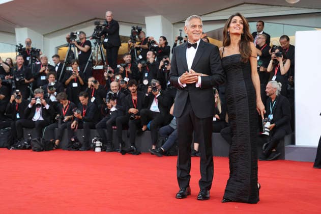 George Clooney mit Ehefrau Amal Alamuddin Clooney bei der Opening Ceremony mit der Premiere des Kinofilms Ink auf der Biennale di Venezia 2023 83. Internationale Filmfestspiele von Venedig im Palazzo del Cinema. Venedig, 02.09.2026