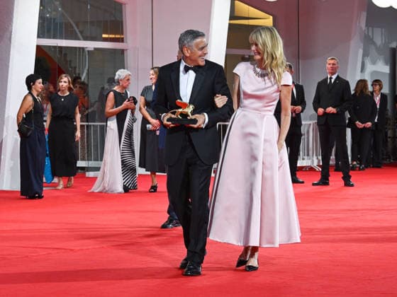IPA88038220 - Venice, 83rd Venice International Film Festival 2026 - Night 1 - Opening Night Red Carpet - Pictured: GEORGE CLOONEY WITH THE GOLDEN LERONE, LAURA DERN  Copyright: xManuelexMangiarottix xPoolxPhotoxEventsx08x 88038220