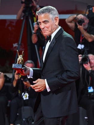 IPA88038260 - Venice, 83rd Venice International Film Festival 2026 - Night 1 - Opening Night Red Carpet - Pictured: GEORGE CLOONEY WITH THE GOLDEN LERONE  Copyright: xManuelexMangiarottix xPoolxPhotoxEventsx08x 88038260