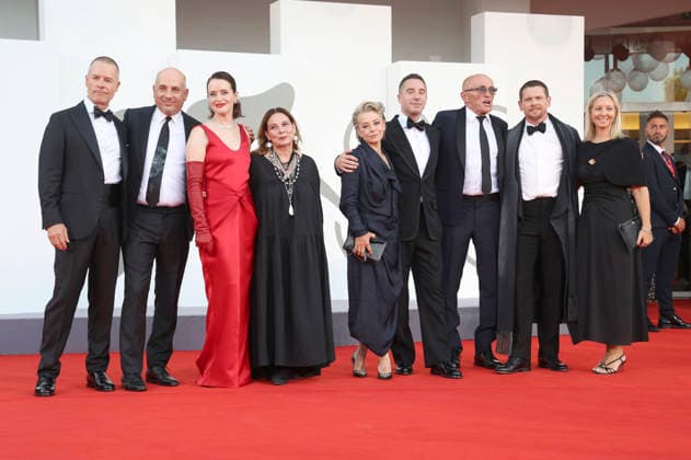 Guy Pearce, Michael Ellenberg, Claire Foy, Tessa Ross, Tracey Seaward, James Graham, Danny Boyle, Jack O Connell und Gast bei der Opening Ceremony mit der Premiere des Kinofilms Ink auf der Biennale di Venezia 2023 83. Internationale Filmfestspiele von Venedig im Palazzo del Cinema. Venedig, 02.09.2026