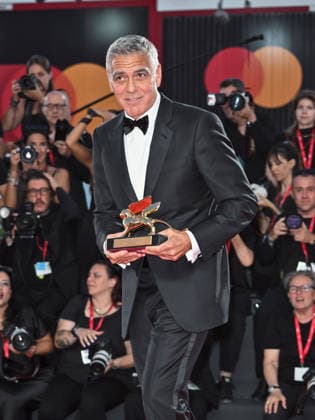 IPA88038746 - Venice, 83rd Venice International Film Festival 2026 - Night 1 - Opening Night Red Carpet - pictured: GEORGE CLOONEY WITH THE GOLDEN LERONE,  Copyright: xSimonexComix xPoolxPhotoxEventsx08x 88038746