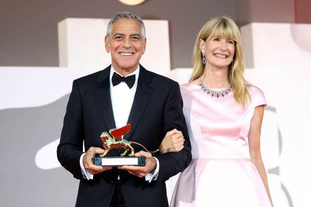 George Clooney mit Laura Dern und den Goldenen Löwen für sein Lebenswerk auf der Biennale di Venezia 2023 83. Internationale Filmfestspiele von Venedig im Palazzo del Cinema. Venedig, 02.09.2026