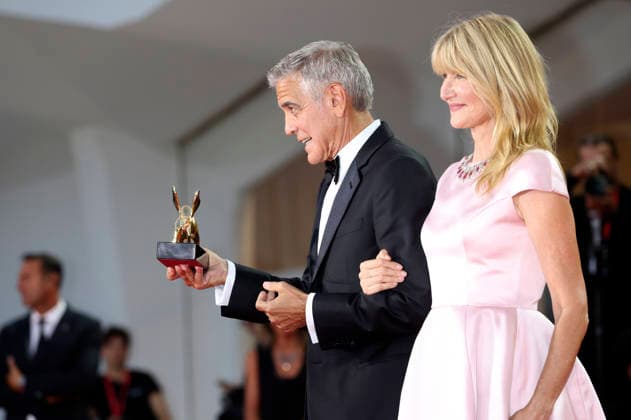 George Clooney mit Laura Dern und den Goldenen Löwen für sein Lebenswerk auf der Biennale di Venezia 2023 83. Internationale Filmfestspiele von Venedig im Palazzo del Cinema. Venedig, 02.09.2026