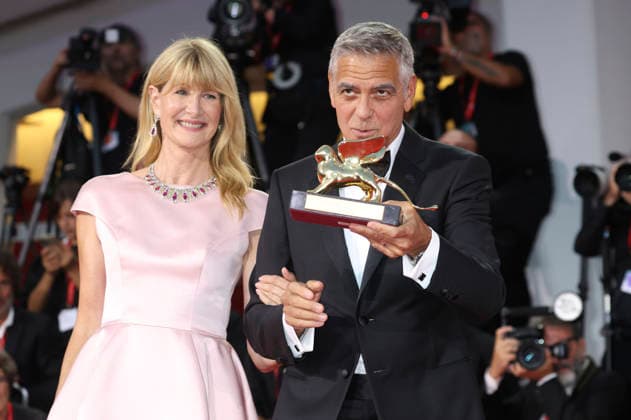 George Clooney mit Laura Dern und den Goldenen Löwen für sein Lebenswerk auf der Biennale di Venezia 2023 83. Internationale Filmfestspiele von Venedig im Palazzo del Cinema. Venedig, 02.09.2026