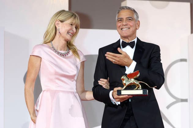 George Clooney mit Laura Dern und den Goldenen Löwen für sein Lebenswerk auf der Biennale di Venezia 2023 83. Internationale Filmfestspiele von Venedig im Palazzo del Cinema. Venedig, 02.09.2026