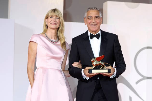 George Clooney mit Laura Dern und den Goldenen Löwen für sein Lebenswerk auf der Biennale di Venezia 2023 83. Internationale Filmfestspiele von Venedig im Palazzo del Cinema. Venedig, 02.09.2026