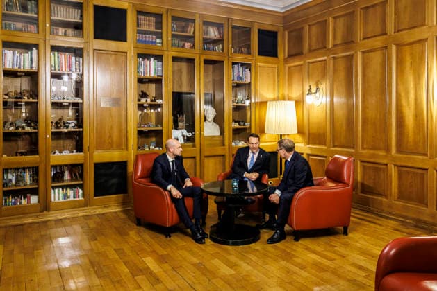 News Bilder des Tages Johann Wadephul (CDU), Bundesaussenminister, nimmt am Treffen der Aussenminister des Weimarer Dreiecks teil. Hier mit dem franzoesischen Aussenminister Jean-Noel Barrot, und dem polnischen Aussenminister Radoslaw Sikorski. 02.09.2026. Fotografiert im Auftrag des Auswaertigen Amtes Weimar Deutschland *** Johann Wadephul (CDU), Federal Minister of Foreign Affairs, attends the meeting of the foreign ministers of the Weimar Triangle. Pictured here with French Foreign Minister Jean Noel Barrot, and Polish Foreign Minister Radoslaw Sikorski. September 2, 2026. Photographed on behalf of the Federal Foreign Office, Weimar, Germany Copyright: xThomasxImox