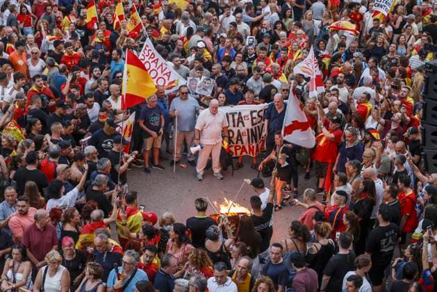 News Bilder des Tages Valencia Holds Rally in Support of the People of Ceuta: Hundreds of people gathered at a rally in solidarity with Ceuta on September 2, 2026, in Valencia, Valencian Community, Spain. Coinciding with Ceuta Day, more than 260 Spanish municipalities have been called upon to show their support for the people of Ceuta in the face of the migration crisis caused by the arrival of more than 70,000 migrants across the border with Morocco. The demonstrations are part of the For Ceuta initiative, backed by the Spanish Federation of Municipalities and Provinces (FEMP). SEPTEMBER 2, 2026 CEUTA DAY PROTEST RALLY MIGRANTS IMMIGRANTS FEMP SUPPORT SOLIDARITY MIGRATION CRISIS CRISIS HUMANITARIAN Valencia Valencian Community Valencia Valencian Community Sp  Copyright: xRoberxSolsonax 7745240