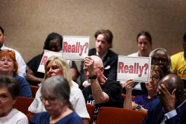 News Bilder des Tages US-NEWS-TEXAS-VOTING-SITES-REDUCTION-FILEPIC-2-FT Community members hold up signs opposing the proposed cuts of voting sites on Tuesday, Sept. 1, 2026, in Fort Worth, Texas. (Abigail Dollins Fort Worth Star-Telegram TNS) FORT WORTH TEXAS US EDITORIAL USE ONLY Copyright: xx 183691230W AbigailxDollinsx krtphotoslive966463