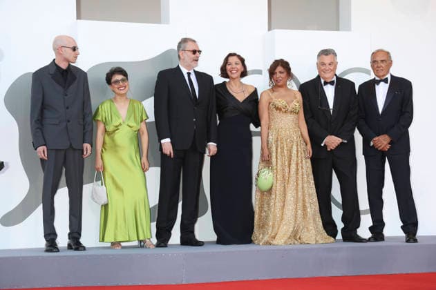 Daniel Blumberg, Shahrbanoo Sadat, Xavier Giannoli, Maggie Gyllenhaal, Kaouther Ben Hania, Francesco Casetti und Alberto Barbera bei der Opening Ceremony mit der Premiere des Kinofilms Ink auf der Biennale di Venezia 2023 83. Internationale Filmfestspiele von Venedig im Palazzo del Cinema. Venedig, 02.09.2026