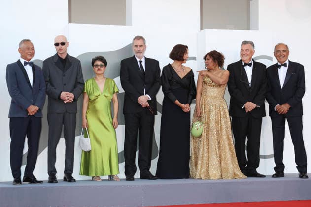 Johnny To, Daniel Blumberg, Shahrbanoo Sadat, Xavier Giannoli, Maggie Gyllenhaal, Kaouther Ben Hania, Francesco Casetti und Alberto Barbera bei der Opening Ceremony mit der Premiere des Kinofilms Ink auf der Biennale di Venezia 2023 83. Internationale Filmfestspiele von Venedig im Palazzo del Cinema. Venedig, 02.09.2026