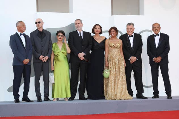 Johnny To, Daniel Blumberg, Shahrbanoo Sadat, Xavier Giannoli, Maggie Gyllenhaal, Kaouther Ben Hania, Francesco Casetti und Alberto Barbera bei der Opening Ceremony mit der Premiere des Kinofilms Ink auf der Biennale di Venezia 2023 83. Internationale Filmfestspiele von Venedig im Palazzo del Cinema. Venedig, 02.09.2026