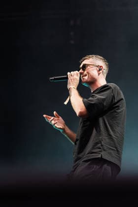 Die britische Band Bastille tritt beim Superbloom Festival im Olympiapark München auf. Sänger Dan Smith begeistert das Publikum mit einem energiegeladenen Liveauftritt am 02.09.2026. München Olympiapark Bayern Deutschland