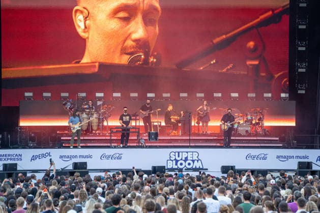 Die britische Band Bastille tritt beim Superbloom Festival im Olympiapark München auf. Sänger Dan Smith begeistert das Publikum mit einem energiegeladenen Liveauftritt am 02.09.2026. München Olympiapark Bayern Deutschland