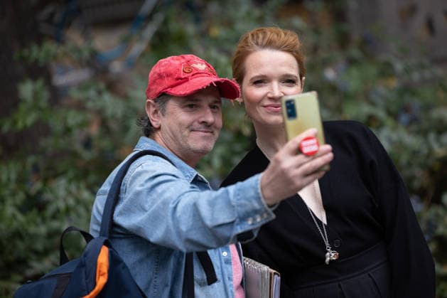 Premiere GENTLE MONSTER Karoline Herfurth macht Selfie mit Fan Premiere von GENTLE MONSTER im Delphi Filmpalast Kino in Berlin Copyright: xEventpressx