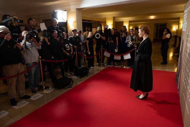 Premiere GENTLE MONSTER Karoline Herfurth mit Fotografen Premiere von GENTLE MONSTER im Delphi Filmpalast Kino in Berlin Copyright: xEventpressx