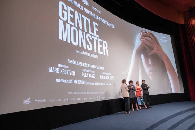 Premiere GENTLE MONSTER Bühnenpräsentation Q&A Marie Kreutzer Jella Haase Laurence Rupp Und Moderatorin Katrin Rönicke Premiere von GENTLE MONSTER im Delphi Filmpalast Kino in Berlin Copyright: xEventpressx