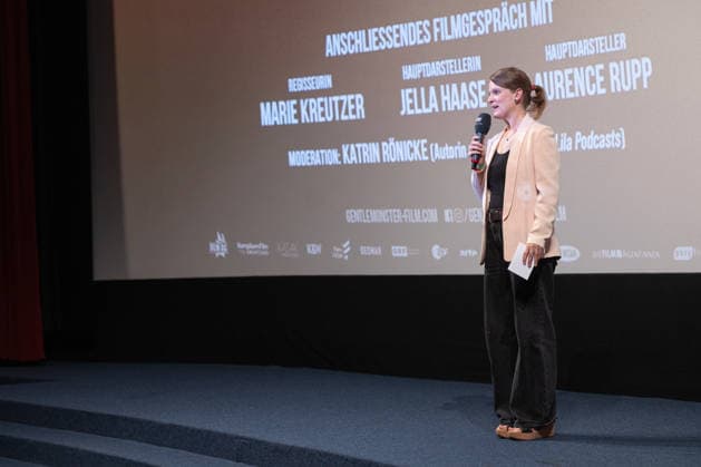 Premiere GENTLE MONSTER Bühnenpräsentation Q&A Marie Kreutzer Jella Haase Laurence Rupp Und Moderatorin Katrin Rönicke Premiere von GENTLE MONSTER im Delphi Filmpalast Kino in Berlin Copyright: xEventpressx