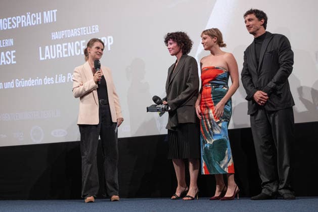 Premiere GENTLE MONSTER Bühnenpräsentation Q&A Marie Kreutzer Jella Haase Laurence Rupp Und Moderatorin Katrin Rönicke Premiere von GENTLE MONSTER im Delphi Filmpalast Kino in Berlin Copyright: xEventpressx