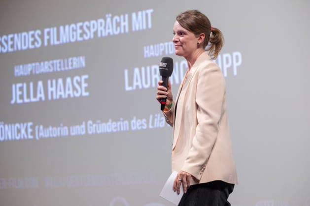 Premiere GENTLE MONSTER Bühnenpräsentation Q&A Marie Kreutzer Jella Haase Laurence Rupp Und Moderatorin Katrin Rönicke Premiere von GENTLE MONSTER im Delphi Filmpalast Kino in Berlin Copyright: xEventpressx