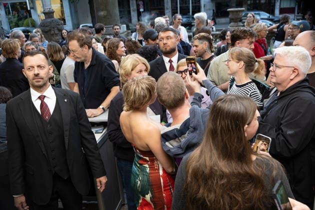 Premiere GENTLE MONSTER Jella Haase mit Fans Selfies Premiere von GENTLE MONSTER im Delphi Filmpalast Kino in Berlin Copyright: xEventpressx