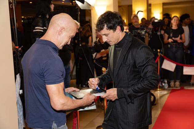 Premiere GENTLE MONSTER Laurence Rupp gibt fan Autogramme Premiere von GENTLE MONSTER im Delphi Filmpalast Kino in Berlin Copyright: xEventpressx