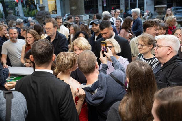 Premiere GENTLE MONSTER Jella Haase mit Fans Selfies Premiere von GENTLE MONSTER im Delphi Filmpalast Kino in Berlin Copyright: xEventpressx