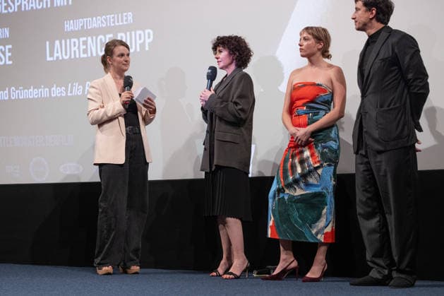 Premiere GENTLE MONSTER Bühnenpräsentation Q&A Marie Kreutzer Jella Haase Laurence Rupp Und Moderatorin Katrin Rönicke Premiere von GENTLE MONSTER im Delphi Filmpalast Kino in Berlin Copyright: xEventpressx