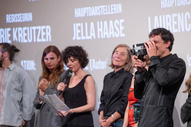 Premiere GENTLE MONSTER Bühnenpräsentation Q&A Marie Kreutzer Jella Haase Laurence Rupp Und Moderatorin Katrin Rönicke Premiere von GENTLE MONSTER im Delphi Filmpalast Kino in Berlin Copyright: xEventpressx