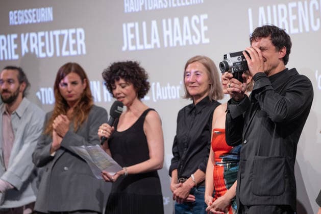 Premiere GENTLE MONSTER Bühnenpräsentation Q&A Marie Kreutzer Jella Haase Laurence Rupp Und Moderatorin Katrin Rönicke Premiere von GENTLE MONSTER im Delphi Filmpalast Kino in Berlin Copyright: xEventpressx