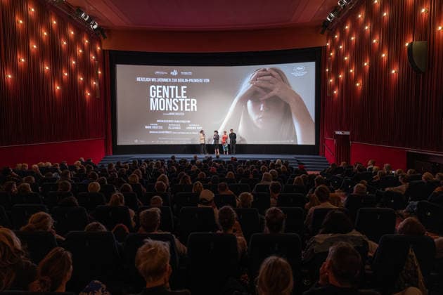 Premiere GENTLE MONSTER Bühnenpräsentation Q&A Marie Kreutzer Jella Haase Laurence Rupp Und Moderatorin Katrin Rönicke Premiere von GENTLE MONSTER im Delphi Filmpalast Kino in Berlin Copyright: xEventpressx